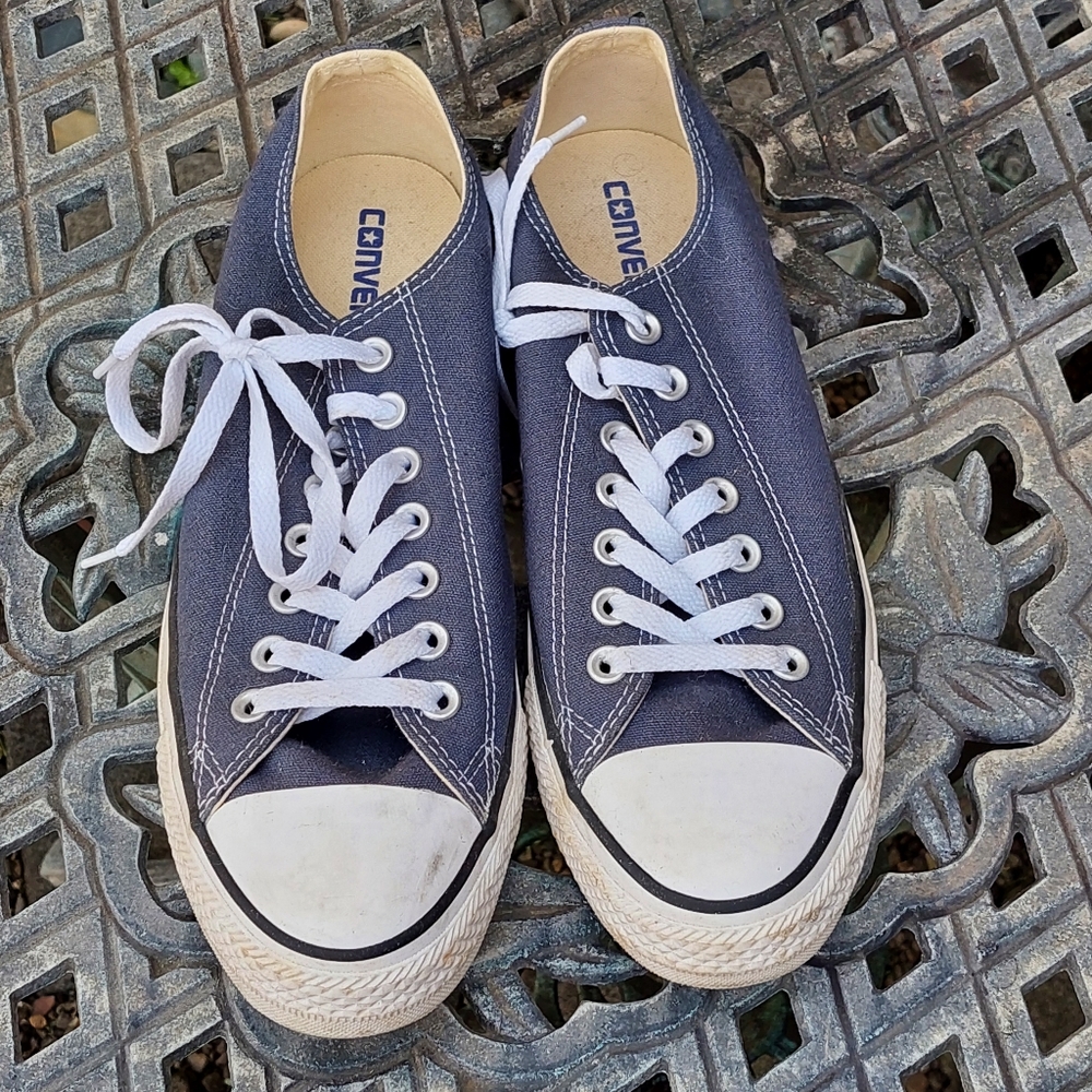 Old Converse low top shoes (sz 8.5)